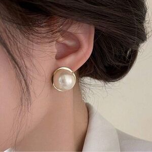 Gold Pearl Earrings with Classic Round Shape and Elegant Design